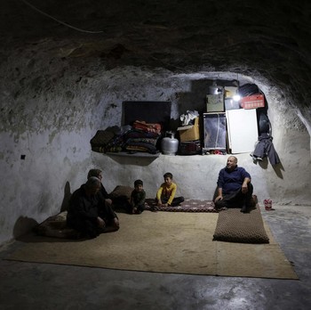 Potret Gua di Arab Jadi Pelarian Warga dari Perang Mencekam