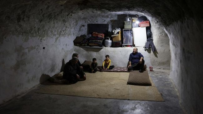 Potret Gua di Arab Jadi Pelarian Warga dari Perang Mencekam