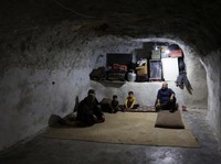 Potret Gua di Arab Jadi Pelarian Warga dari Perang Mencekam