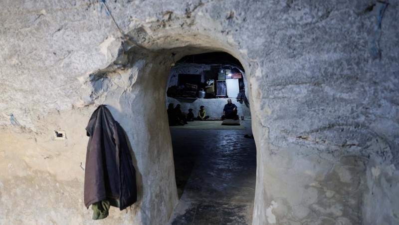 Di desa al-Latamna di pedesaan Hama, warga Suriah tinggal bersama keluarganya di dalam gua yang dipahat di lereng bukit berbatu. (REUTERS/Khalil Ashawi)