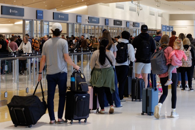 Federal Aviation Administration (FAA) memerintahkan pengurangan penerbangan di 40 bandara utama di tengah penutupan pemerintah AS yang sedang berlangsung di wilayah Queens, New York City, AS, Jumat (7/11/2025). (REUTERS/Ryan Murphy)