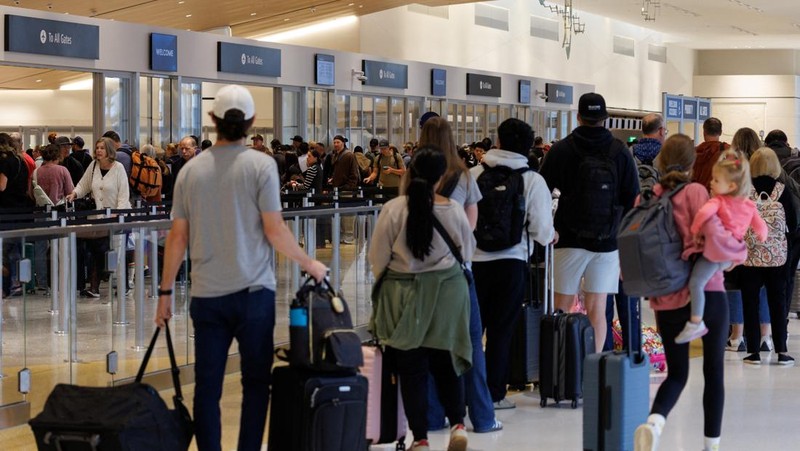 Federal Aviation Administration (FAA) memerintahkan pengurangan penerbangan di 40 bandara utama di tengah penutupan pemerintah AS yang sedang berlangsung di wilayah Queens, New York City, AS, Jumat (7/11/2025). (REUTERS/Ryan Murphy)