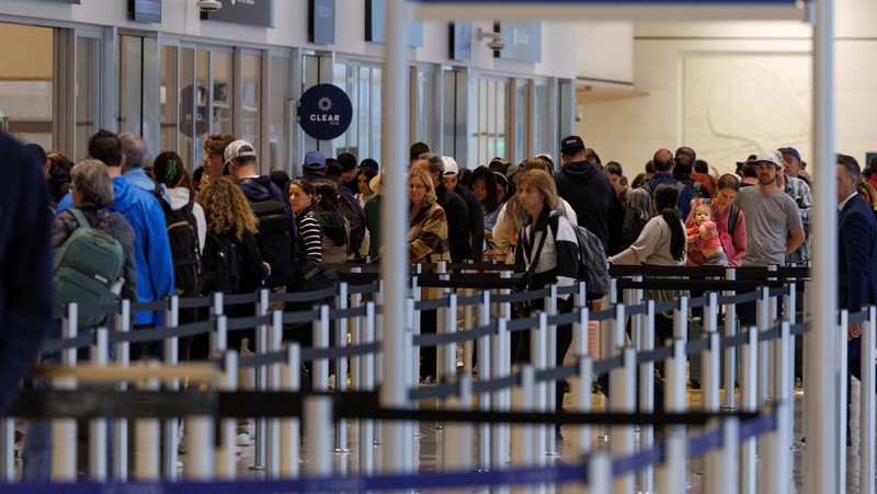 Federal Aviation Administration (FAA) memerintahkan pengurangan penerbangan di 40 bandara utama di tengah penutupan pemerintah AS yang sedang berlangsung di wilayah Queens, New York City, AS, Jumat (7/11/2025). (REUTERS/Ryan Murphy)