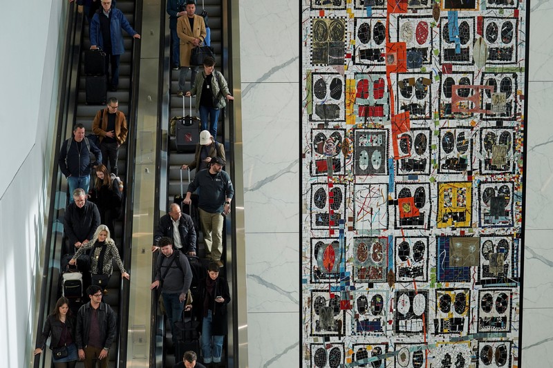 Federal Aviation Administration (FAA) memerintahkan pengurangan penerbangan di 40 bandara utama di tengah penutupan pemerintah AS yang sedang berlangsung di wilayah Queens, New York City, AS, Jumat (7/11/2025). (REUTERS/Ryan Murphy)