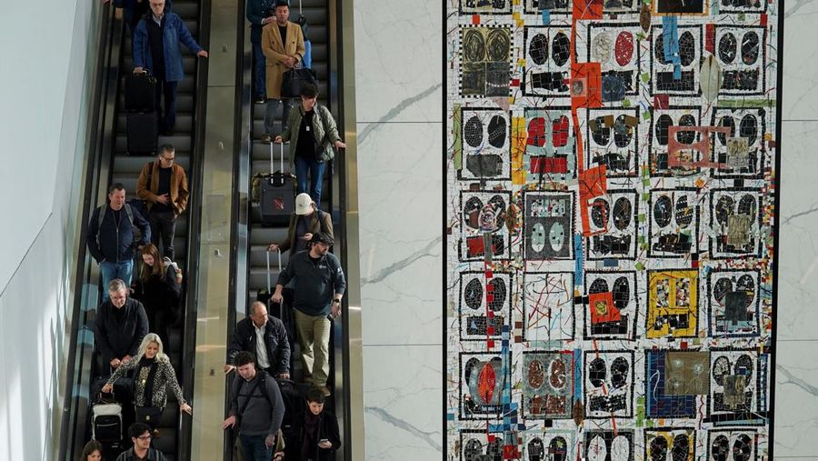 Federal Aviation Administration (FAA) memerintahkan pengurangan penerbangan di 40 bandara utama di tengah penutupan pemerintah AS yang sedang berlangsung di wilayah Queens, New York City, AS, Jumat (7/11/2025). (REUTERS/Ryan Murphy)