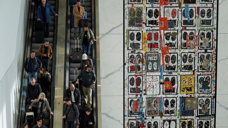 Federal Aviation Administration (FAA) memerintahkan pengurangan penerbangan di 40 bandara utama di tengah penutupan pemerintah AS yang sedang berlangsung di wilayah Queens, New York City, AS, Jumat (7/11/2025). (REUTERS/Ryan Murphy)