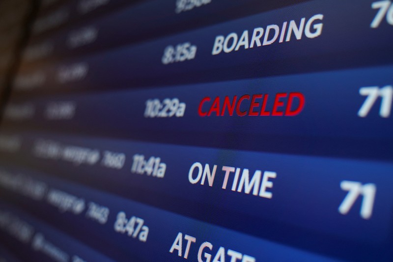 Federal Aviation Administration (FAA) memerintahkan pengurangan penerbangan di 40 bandara utama di tengah penutupan pemerintah AS yang sedang berlangsung di wilayah Queens, New York City, AS, Jumat (7/11/2025). (REUTERS/Ryan Murphy)