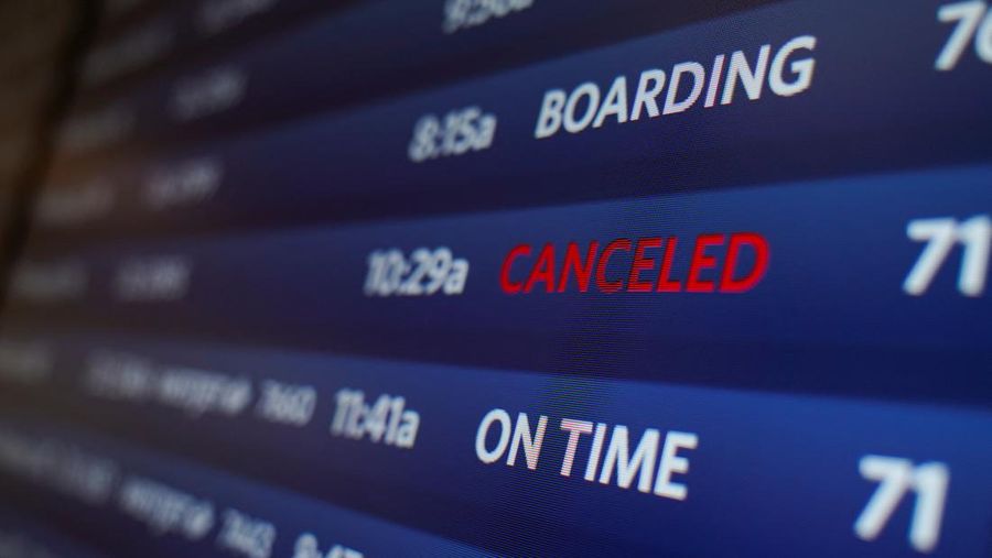 Federal Aviation Administration (FAA) memerintahkan pengurangan penerbangan di 40 bandara utama di tengah penutupan pemerintah AS yang sedang berlangsung di wilayah Queens, New York City, AS, Jumat (7/11/2025). (REUTERS/Ryan Murphy)