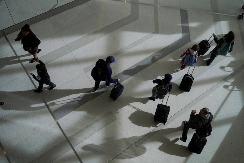 Federal Aviation Administration (FAA) memerintahkan pengurangan penerbangan di 40 bandara utama di tengah penutupan pemerintah AS yang sedang berlangsung di wilayah Queens, New York City, AS, Jumat (7/11/2025). (REUTERS/Ryan Murphy)