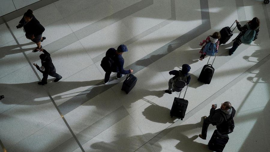 Federal Aviation Administration (FAA) memerintahkan pengurangan penerbangan di 40 bandara utama di tengah penutupan pemerintah AS yang sedang berlangsung di wilayah Queens, New York City, AS, Jumat (7/11/2025). (REUTERS/Ryan Murphy)