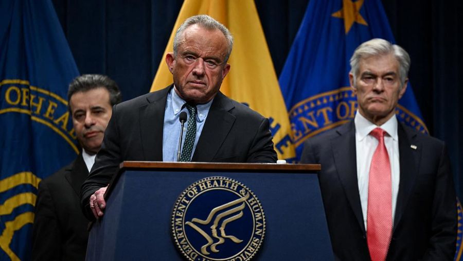 Menteri Kesehatan dan Layanan Kemanusiaan AS Robert F. Kennedy Jr. berbicara dalam konferensi pers. (REUTERS/Annabelle Gordon)