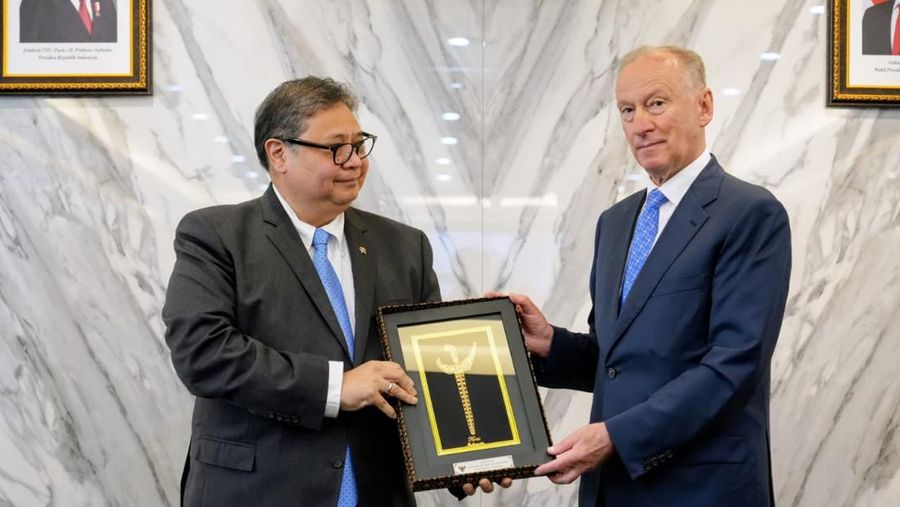 Menteri Koordinator Bidang Perekonomian Airlangga Hartarto menerima kunjungan dari Ketua Dewan Maritim Federasi Rusia sekaligus Penasehat Presiden Federasi Rusia Nikolai Patrushev di Jakarta, Jumat (7/11/2025). (Dok. Kemenko)