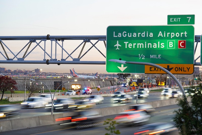 Federal Aviation Administration (FAA) memerintahkan pengurangan penerbangan di 40 bandara utama di tengah penutupan pemerintah AS yang sedang berlangsung di wilayah Queens, New York City, AS, Jumat (7/11/2025). (REUTERS/Ryan Murphy)