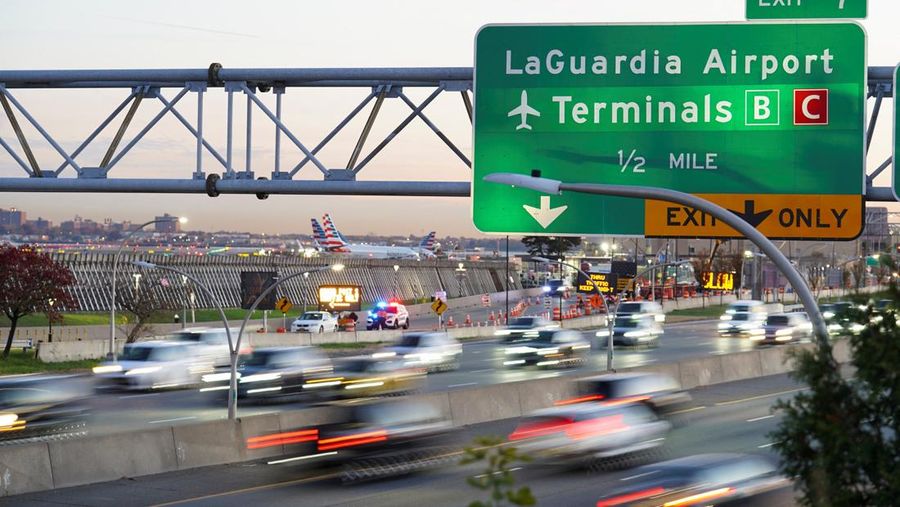 Federal Aviation Administration (FAA) memerintahkan pengurangan penerbangan di 40 bandara utama di tengah penutupan pemerintah AS yang sedang berlangsung di wilayah Queens, New York City, AS, Jumat (7/11/2025). (REUTERS/Ryan Murphy)
