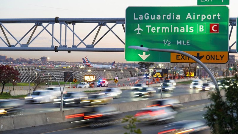 Federal Aviation Administration (FAA) memerintahkan pengurangan penerbangan di 40 bandara utama di tengah penutupan pemerintah AS yang sedang berlangsung di wilayah Queens, New York City, AS, Jumat (7/11/2025). (REUTERS/Ryan Murphy)