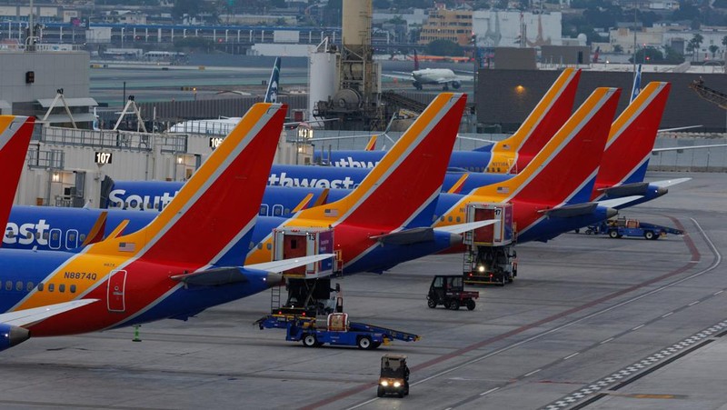 Federal Aviation Administration (FAA) memerintahkan pengurangan penerbangan di 40 bandara utama di tengah penutupan pemerintah AS yang sedang berlangsung di wilayah Queens, New York City, AS, Jumat (7/11/2025). (REUTERS/Ryan Murphy)