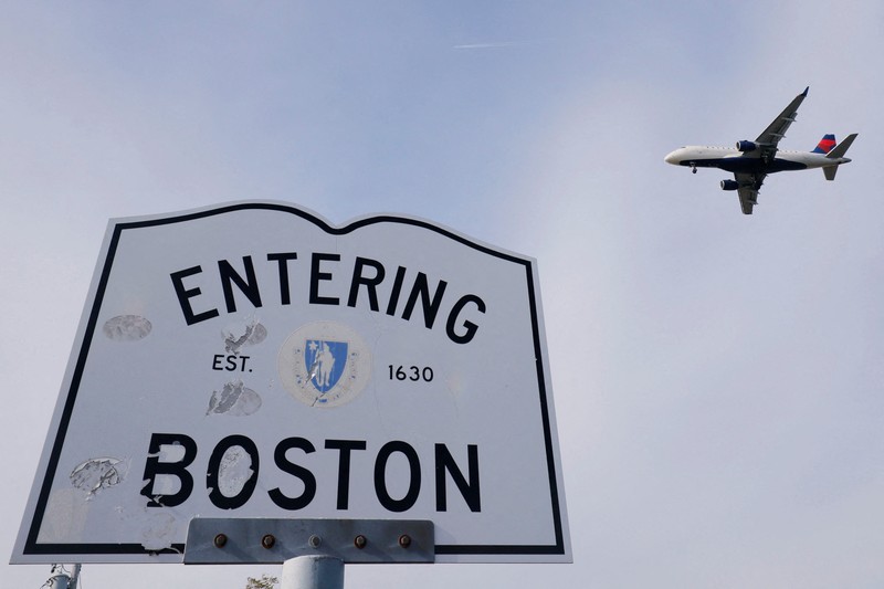 Federal Aviation Administration (FAA) memerintahkan pengurangan penerbangan di 40 bandara utama di tengah penutupan pemerintah AS yang sedang berlangsung di wilayah Queens, New York City, AS, Jumat (7/11/2025). (REUTERS/Ryan Murphy)