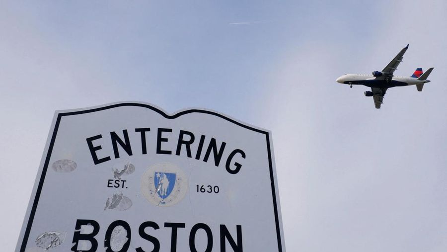 Federal Aviation Administration (FAA) memerintahkan pengurangan penerbangan di 40 bandara utama di tengah penutupan pemerintah AS yang sedang berlangsung di wilayah Queens, New York City, AS, Jumat (7/11/2025). (REUTERS/Ryan Murphy)