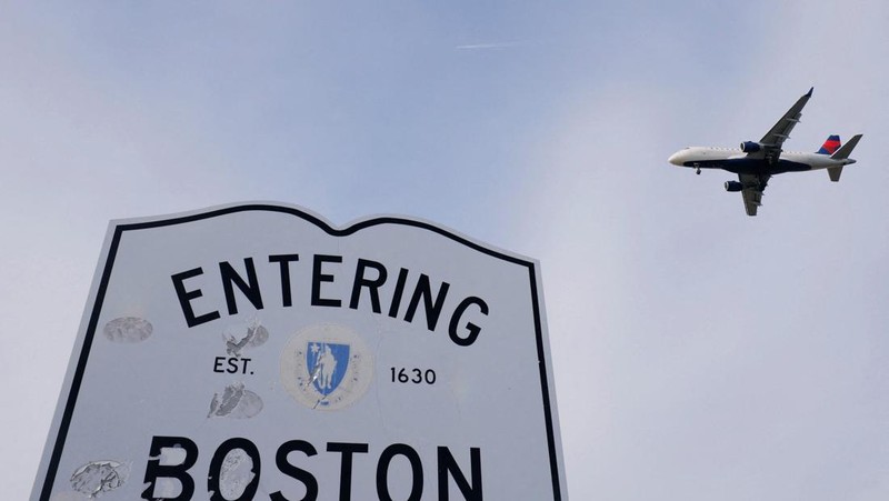 Federal Aviation Administration (FAA) memerintahkan pengurangan penerbangan di 40 bandara utama di tengah penutupan pemerintah AS yang sedang berlangsung di wilayah Queens, New York City, AS, Jumat (7/11/2025). (REUTERS/Ryan Murphy)