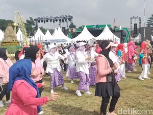 Pagi Ceria di WJF 2025, Ibu-Ibu Berkebaya Senam Bareng