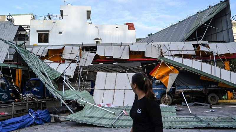 Topan Kalmaegi menerjang Provinsi Gia Lai di Vietnam tengah, Kamis (6/11/2025). (AFP/NHAC NGUYEN)