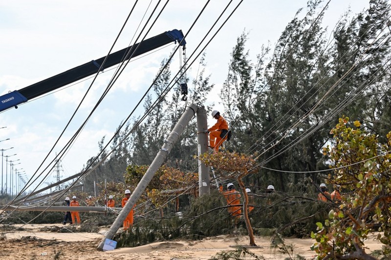 Topan Kalmaegi menerjang Provinsi Gia Lai di Vietnam tengah, Kamis (6/11/2025). (AFP/NHAC NGUYEN)