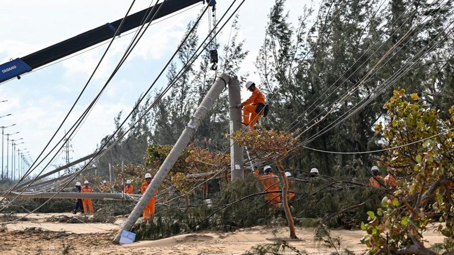 Topan Kalmaegi menerjang Provinsi Gia Lai di Vietnam tengah, Kamis (6/11/2025). (AFP/NHAC NGUYEN)