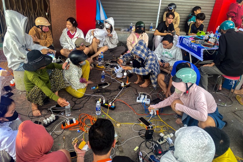 Topan Kalmaegi menerjang Provinsi Gia Lai di Vietnam tengah, Kamis (6/11/2025). (AFP/NHAC NGUYEN)