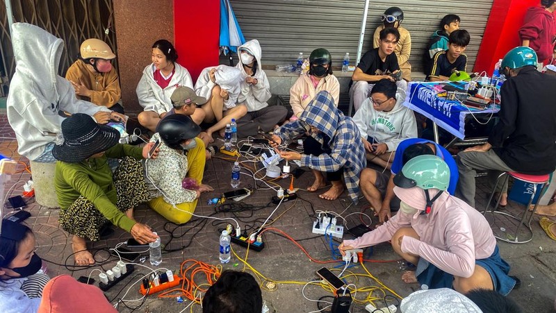 Topan Kalmaegi menerjang Provinsi Gia Lai di Vietnam tengah, Kamis (6/11/2025). (AFP/NHAC NGUYEN)