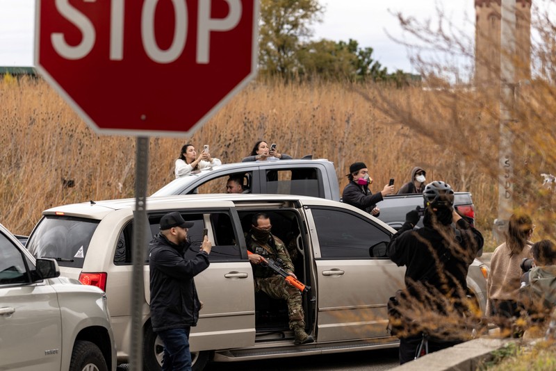 Agen federal menahan sejumlah orang dalam aksi demonstrasi di dekat  fasilitas imigrasi federal di Broadview, pinggiran Kota Chicago, Jumat (3/11/2025) waktu setempat. (REUTERS/Carlos Barria)
