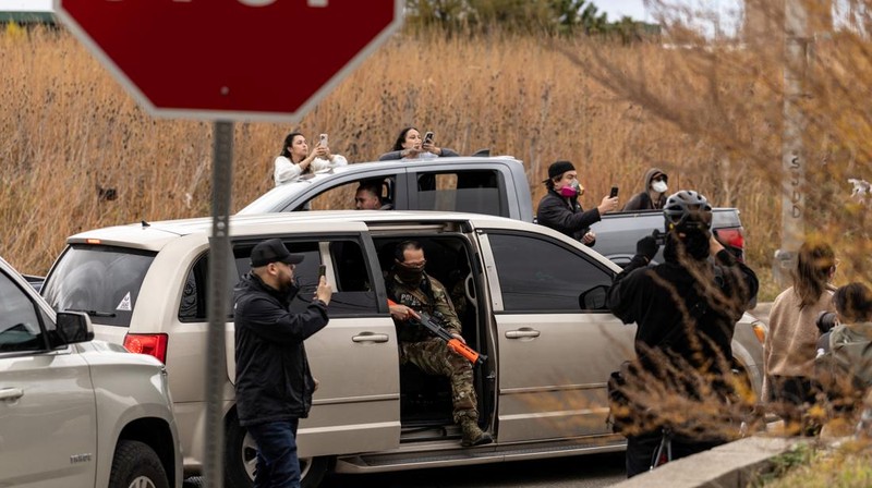 Agen federal menahan sejumlah orang dalam aksi demonstrasi di dekat  fasilitas imigrasi federal di Broadview, pinggiran Kota Chicago, Jumat (3/11/2025) waktu setempat. (REUTERS/Carlos Barria)