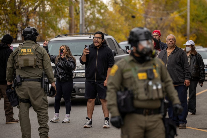 Agen federal menahan sejumlah orang dalam aksi demonstrasi di dekat  fasilitas imigrasi federal di Broadview, pinggiran Kota Chicago, Jumat (3/11/2025) waktu setempat. (REUTERS/Carlos Barria)