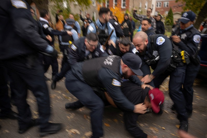 Agen federal menahan sejumlah orang dalam aksi demonstrasi di dekat  fasilitas imigrasi federal di Broadview, pinggiran Kota Chicago, Jumat (3/11/2025) waktu setempat. (REUTERS/Carlos Barria)