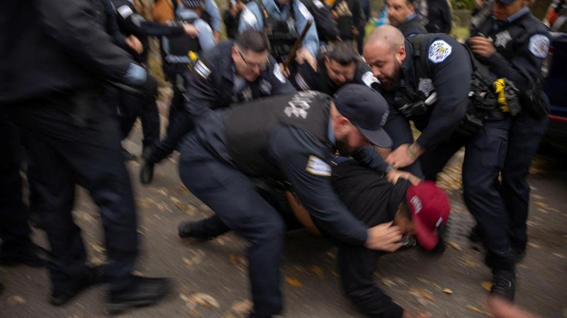 Agen federal menahan sejumlah orang dalam aksi demonstrasi di dekat  fasilitas imigrasi federal di Broadview, pinggiran Kota Chicago, Jumat (3/11/2025) waktu setempat. (REUTERS/Carlos Barria)