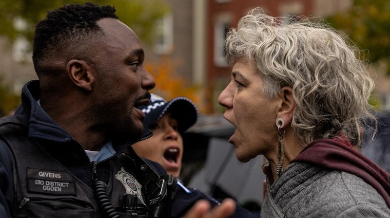 Agen federal menahan sejumlah orang dalam aksi demonstrasi di dekat  fasilitas imigrasi federal di Broadview, pinggiran Kota Chicago, Jumat (3/11/2025) waktu setempat. (REUTERS/Carlos Barria)