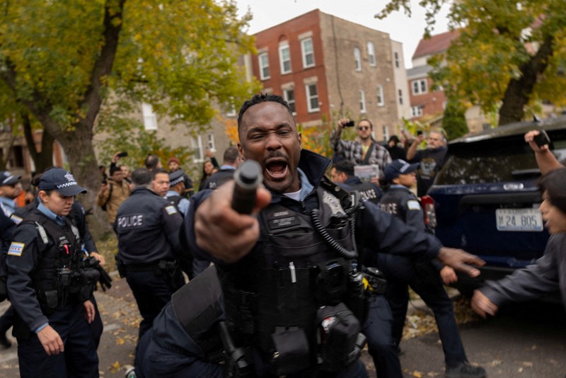 Agen federal menahan sejumlah orang dalam aksi demonstrasi di dekat  fasilitas imigrasi federal di Broadview, pinggiran Kota Chicago, Jumat (3/11/2025) waktu setempat. (REUTERS/Carlos Barria)