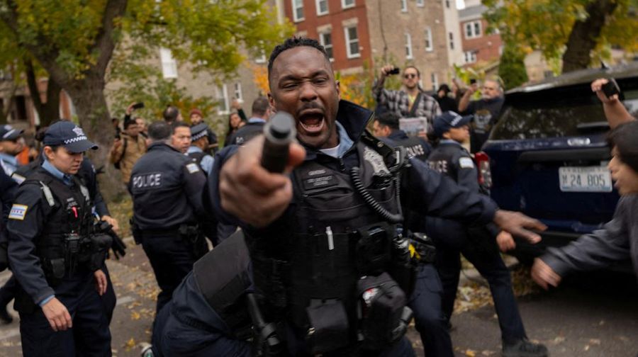 Agen federal menahan sejumlah orang dalam aksi demonstrasi di dekat  fasilitas imigrasi federal di Broadview, pinggiran Kota Chicago, Jumat (3/11/2025) waktu setempat. (REUTERS/Carlos Barria)