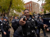 Aparat Tangkap Paksa Demonstran Penolak Kebijakan Imigrasi Trump