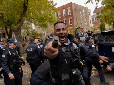 Aparat Tangkap Paksa Demonstran Penolak Kebijakan Imigrasi Trump