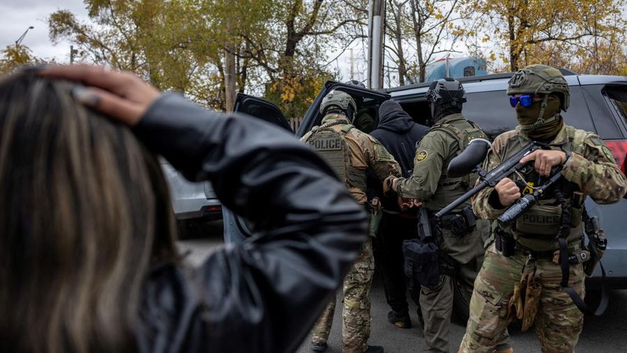 Agen federal menahan sejumlah orang dalam aksi demonstrasi di dekat  fasilitas imigrasi federal di Broadview, pinggiran Kota Chicago, Jumat (3/11/2025) waktu setempat. (REUTERS/Carlos Barria)