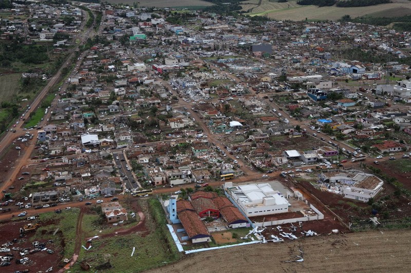 Angin Tornado menerjang sejumlah wilayah di kota Rio Bonito do Iguacu, negara bagian Parana, Brasil selatan, pada Jumat, 7 November. (via REUTERS/Parana State Government)