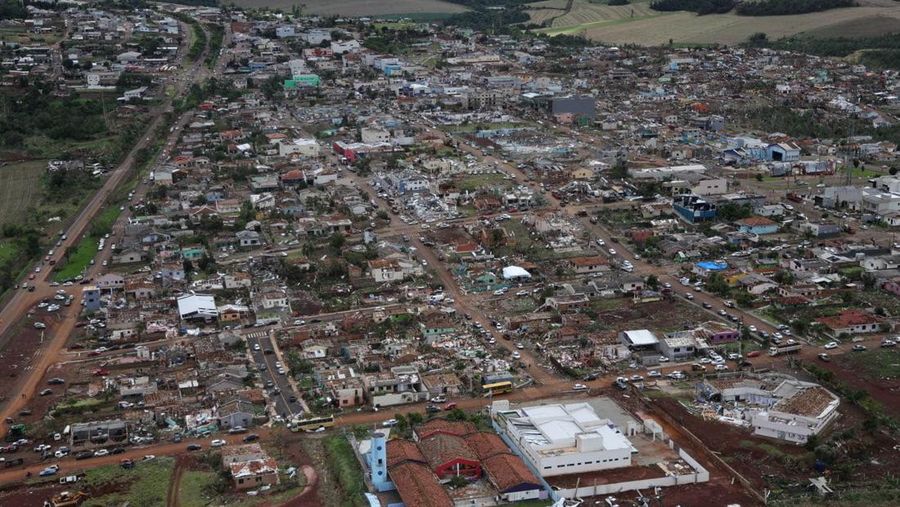 Angin Tornado menerjang sejumlah wilayah di kota Rio Bonito do Iguacu, negara bagian Parana, Brasil selatan, pada Jumat, 7 November. (via REUTERS/Parana State Government)