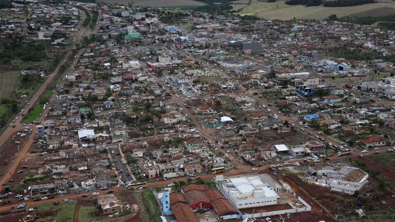 Angin Tornado menerjang sejumlah wilayah di kota Rio Bonito do Iguacu, negara bagian Parana, Brasil selatan, pada Jumat, 7 November. (via REUTERS/Parana State Government)