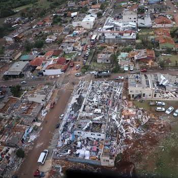 Enam Orang Tewas Diterjang Tornado, Rumah Hancur dan Jalanan Lumpuh
