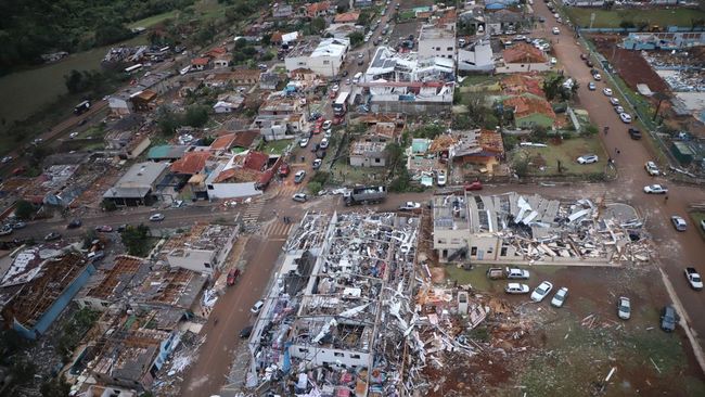 Enam Orang Tewas Diterjang Tornado, Rumah Hancur dan Jalanan Lumpuh