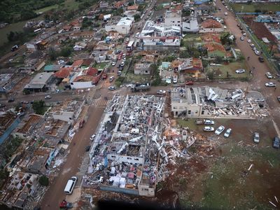 Enam Orang Tewas Diterjang Tornado, Rumah Hancur dan Jalanan Lumpuh