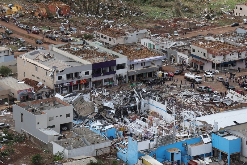 Angin Tornado menerjang sejumlah wilayah di kota Rio Bonito do Iguacu, negara bagian Parana, Brasil selatan, pada Jumat, 7 November. (via REUTERS/Parana State Government)