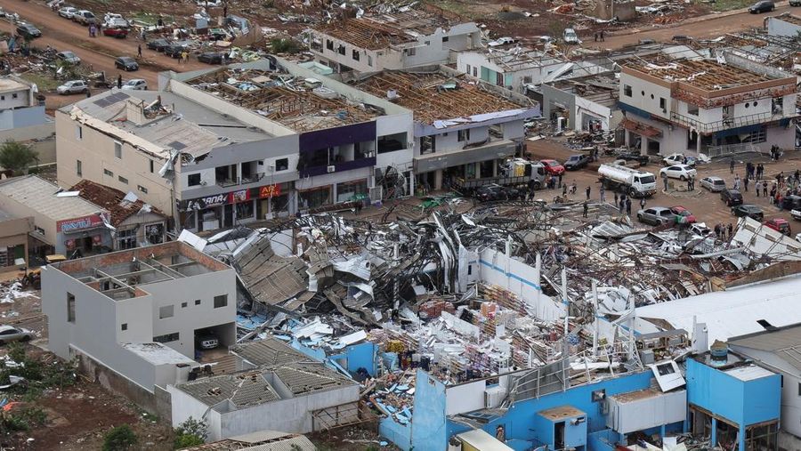 Angin Tornado menerjang sejumlah wilayah di kota Rio Bonito do Iguacu, negara bagian Parana, Brasil selatan, pada Jumat, 7 November. (via REUTERS/Parana State Government)