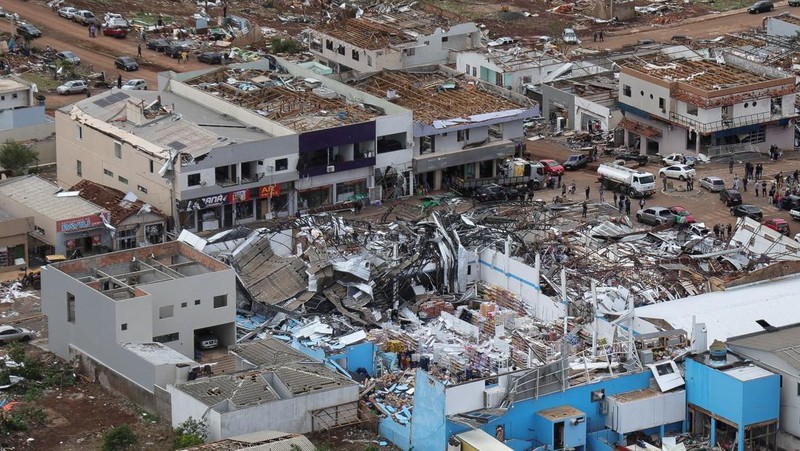 Angin Tornado menerjang sejumlah wilayah di kota Rio Bonito do Iguacu, negara bagian Parana, Brasil selatan, pada Jumat, 7 November. (via REUTERS/Parana State Government)