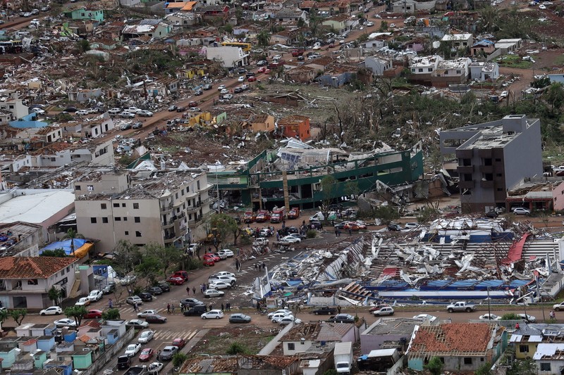 Angin Tornado menerjang sejumlah wilayah di kota Rio Bonito do Iguacu, negara bagian Parana, Brasil selatan, pada Jumat, 7 November. (via REUTERS/Parana State Government)
